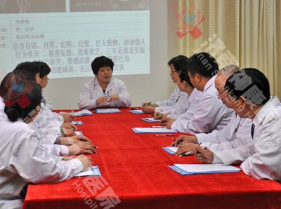神康医院的专家为患者讨论治疗方案
